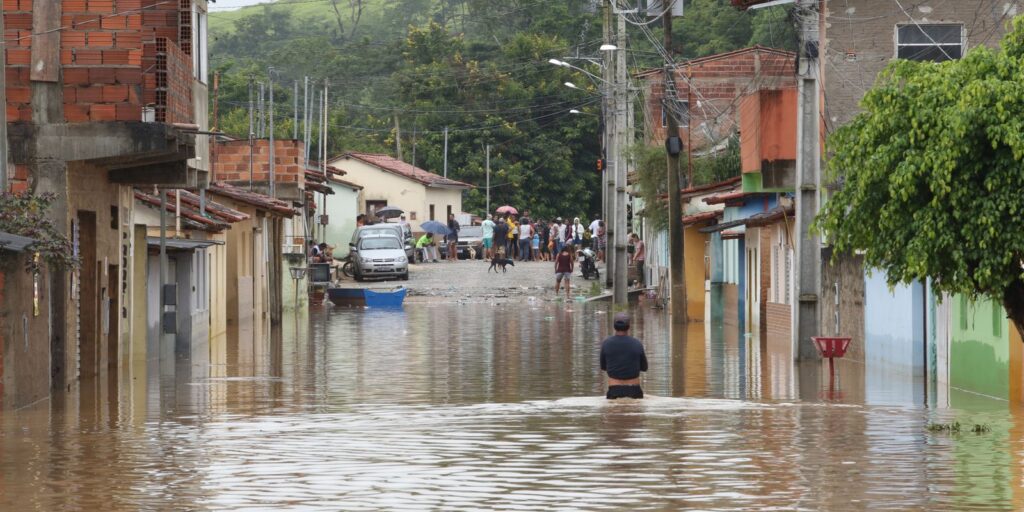 Victims of floods in cities of Minas and Bahia will be able to withdraw FGTS