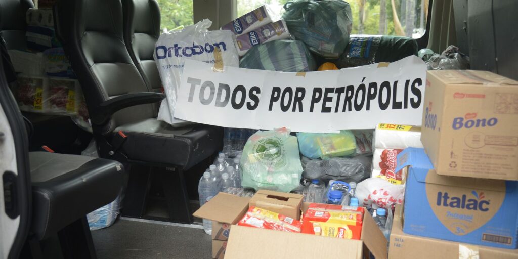 Volunteers show solidarity and help the population of Petrópolis