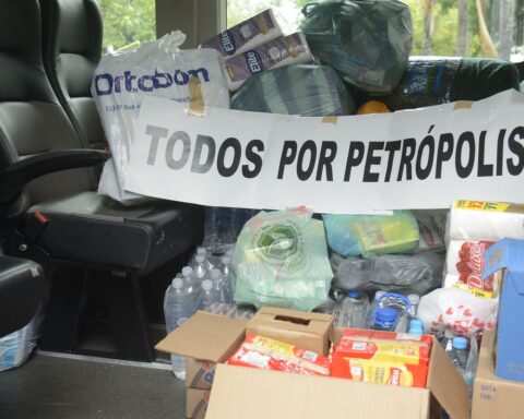 Volunteers show solidarity and help the population of Petrópolis