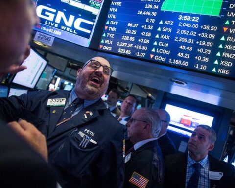 Wall Street cierra en rojo por tensión en Ucrania y el Dow baja un 1,43 %