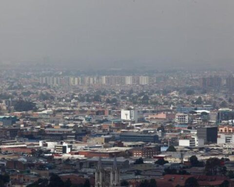 What does it mean to decree a yellow alert for air quality in Bogotá