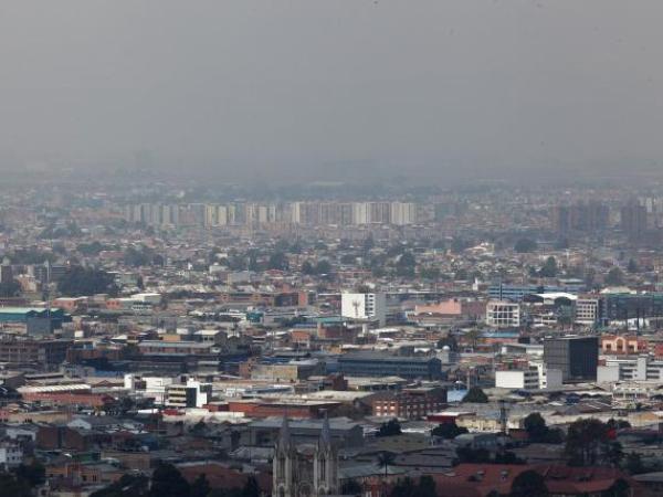 What does it mean to decree a yellow alert for air quality in Bogotá