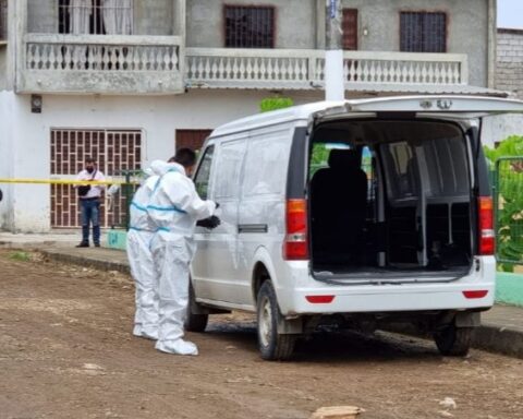 PROCESO. Personal durante las investigaciones para ubicar a los responsables de las muertes de dos personas, cuyos cuerpos aparecieron colgados en Durán. (Foto: Fiscalía).