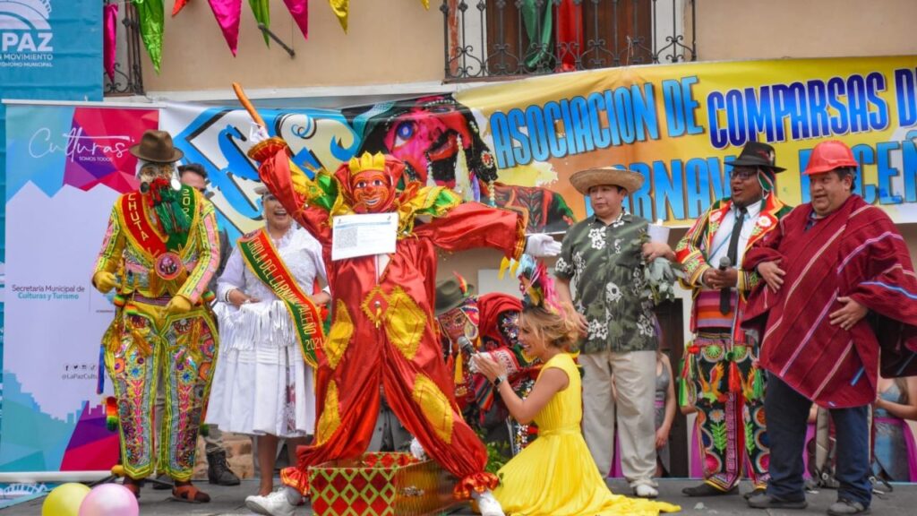 With a kiss from the queen of the Carnival of Santa Cruz, Cucumber woke up and the Carnival of La Paz begins