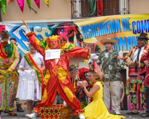 With a kiss from the queen of the Carnival of Santa Cruz, Cucumber woke up and the Carnival of La Paz begins