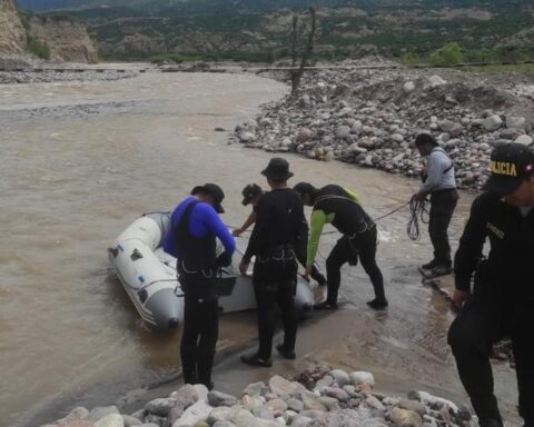 With boats they continue to search for the minor Erick Anderson in the Sicra River