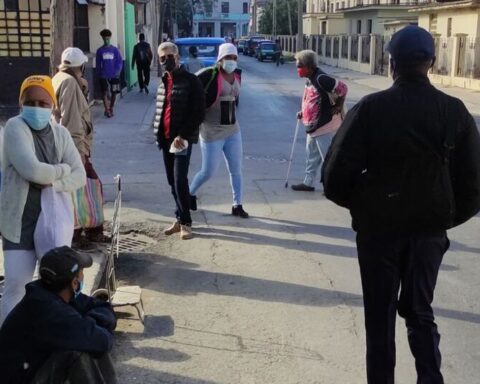 With precarious coats and outside in queues, the coldest day in Cuba since 1981