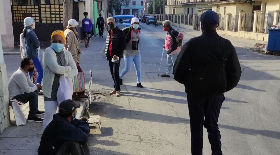 With precarious coats and outside in queues, the coldest day in Cuba since 1981