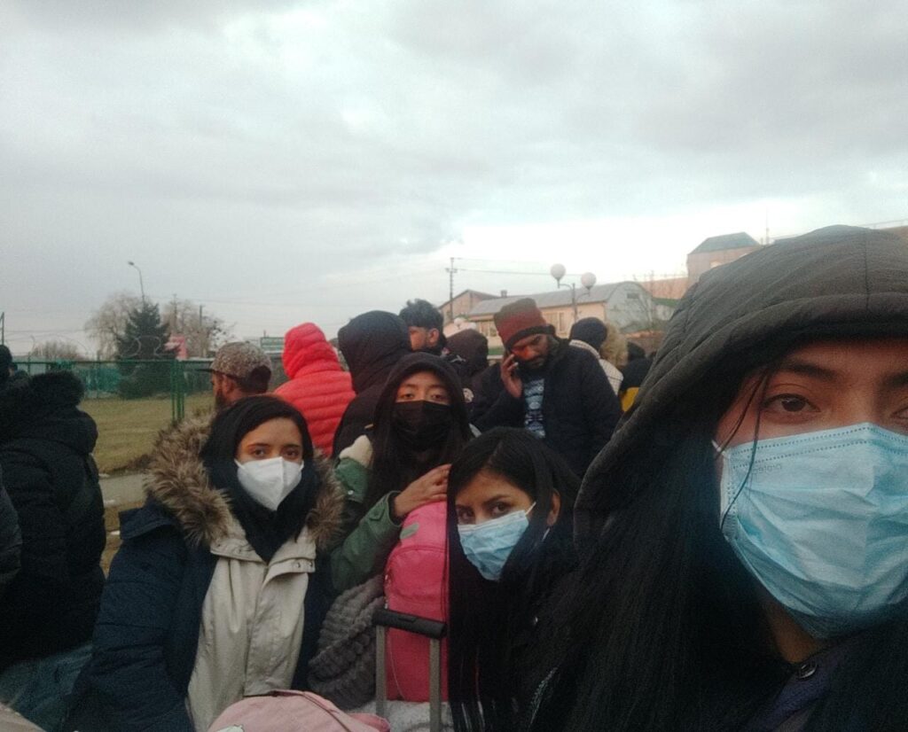 Young Ecuadorians trapped at the Ukrainian border