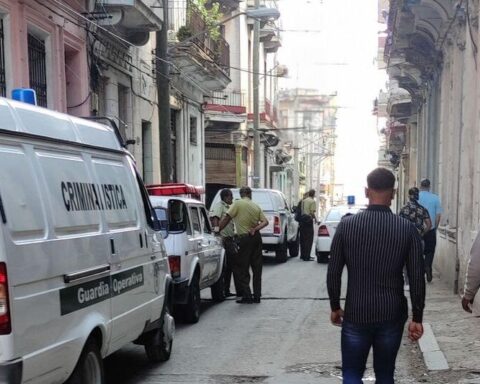 a poster of "Homeland and Life" mobilizes the police in Centro Habana