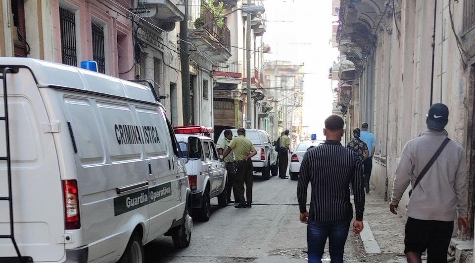 a poster of "Homeland and Life" mobilizes the police in Centro Habana