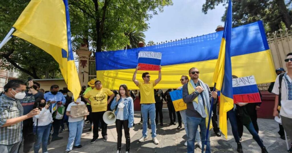 "Putin out of Ukraine!"they ask at the Russian Embassy in CDMX