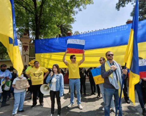 "Putin out of Ukraine!"they ask at the Russian Embassy in CDMX