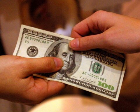 Dollar today: how much is the foreign currency trading for this Monday, January 28