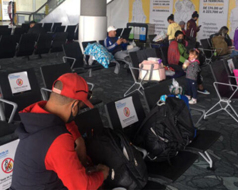 37 Cubans are stranded at Bogotá's El Dorado airport with "false visas"