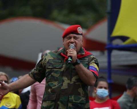 A Chavista judge hands over the headquarters of the opposition newspaper 'El Nacional' to Diosdado Cabello