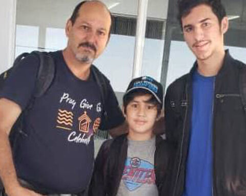 A Cuban pastor and his two children are stranded at the San Salvador airport