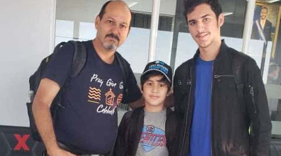 A Cuban pastor and his two children are stranded at the San Salvador airport