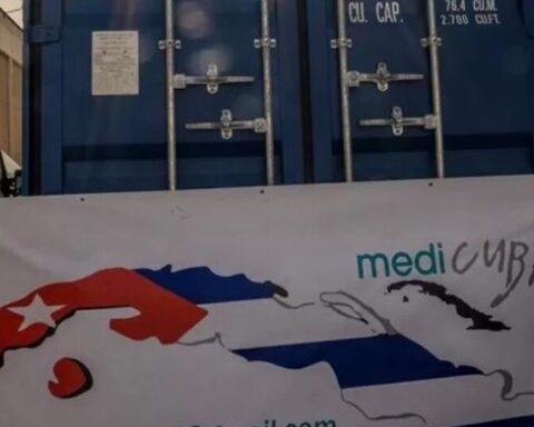 A container with donated medicines arrives in Cuba from Madrid