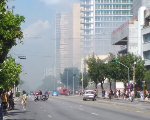 A fire in front of the Habana Libre hotel in El Vedado mobilizes the Cuban authorities