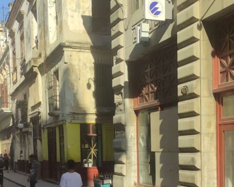 A night stone destroys the window of a store in MLC of Etecsa in Havana