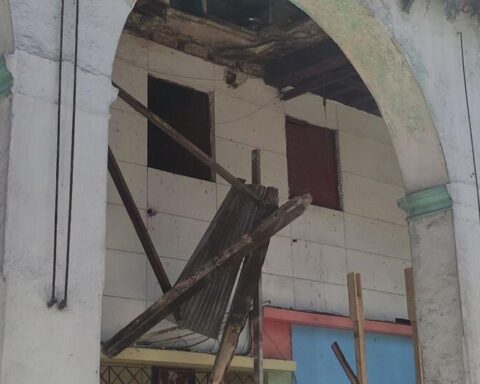 A partial collapse affects the roof of a central Havana portal