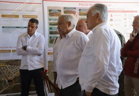 AMLO and Alejandro Murat supervise work in the port of Salina Cruz