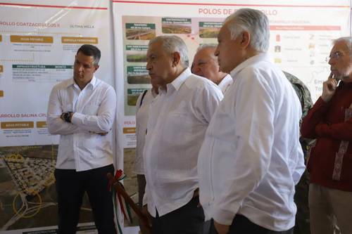 AMLO and Alejandro Murat supervise work in the port of Salina Cruz