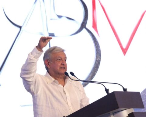 AMLO in Banking: from "let's see who will tie the tiger" looking for investment