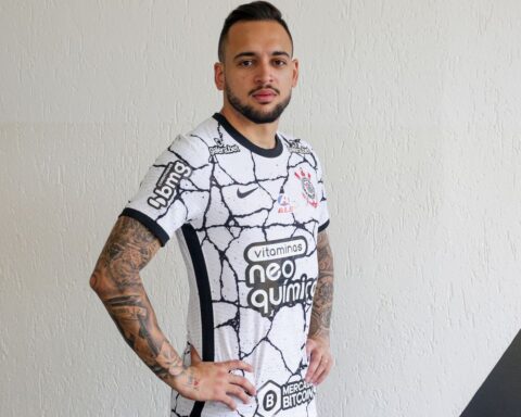 After fleeing the War in Ukraine, Maycon is presented by Corinthians