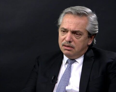 Alberto Fernández cancels his Middle East tour and will travel alone to Chile