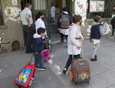 Although it is not mandatory, many students continue to wear the mask