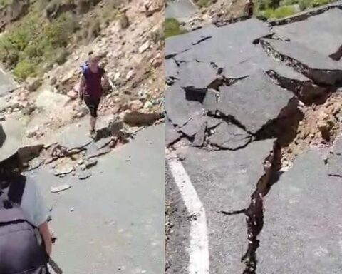 Arequipa: tourists walk along the road between Cabanaconde and Chivay after falling rocks (VIDEO)