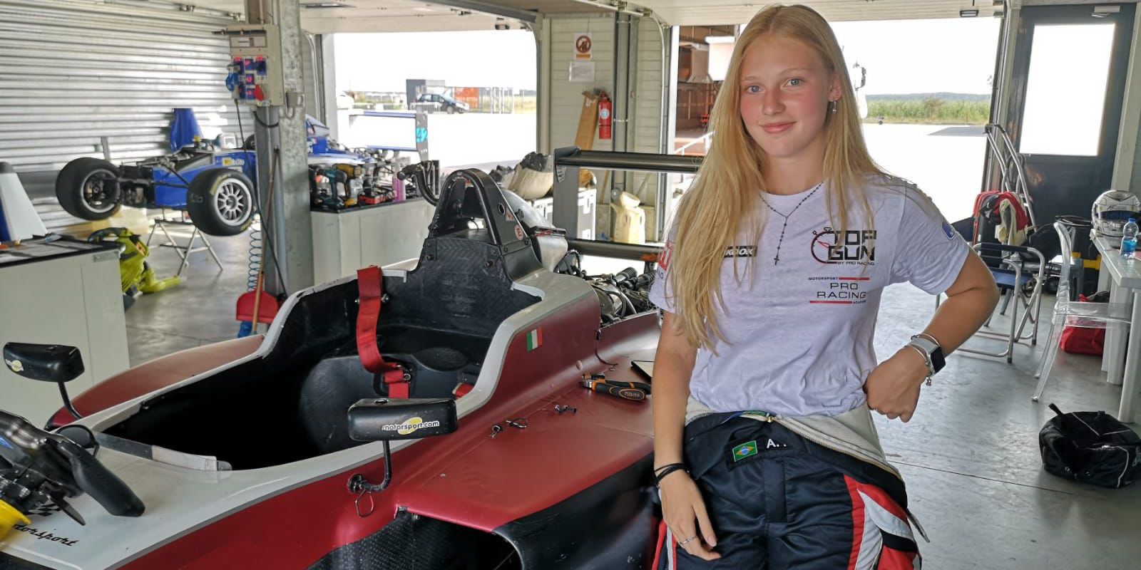 At 15 years old, the only girl in Brazilian F4 aims at career on the tracks