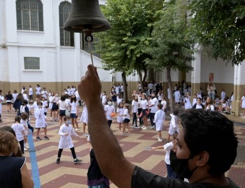 Back to classes while teachers await a new salary proposal