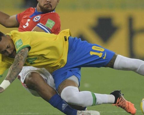 Brazil maintains the lead and remains undefeated after beating Chile (4-0) at the Maracana