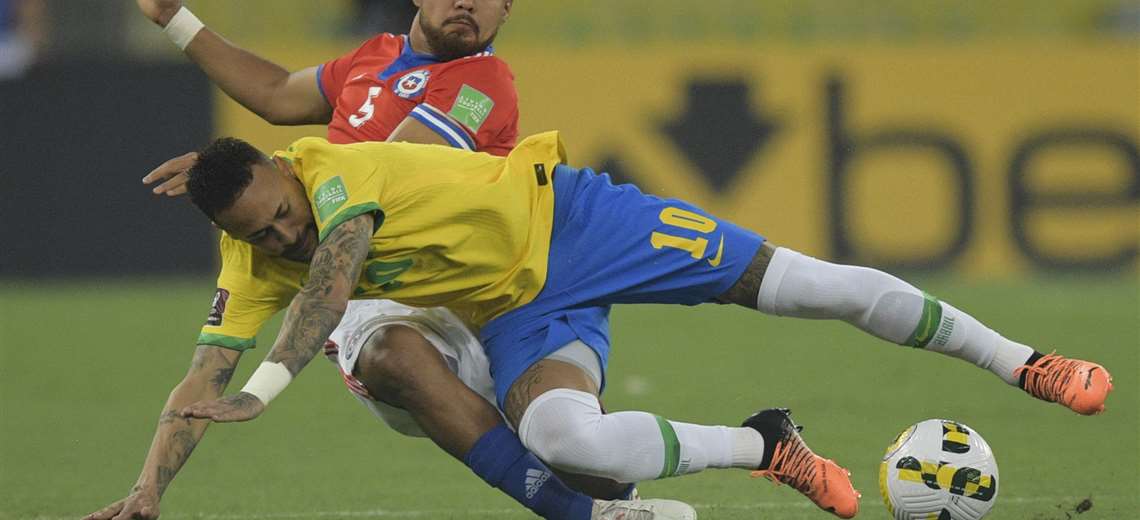 Brazil maintains the lead and remains undefeated after beating Chile (4-0) at the Maracana