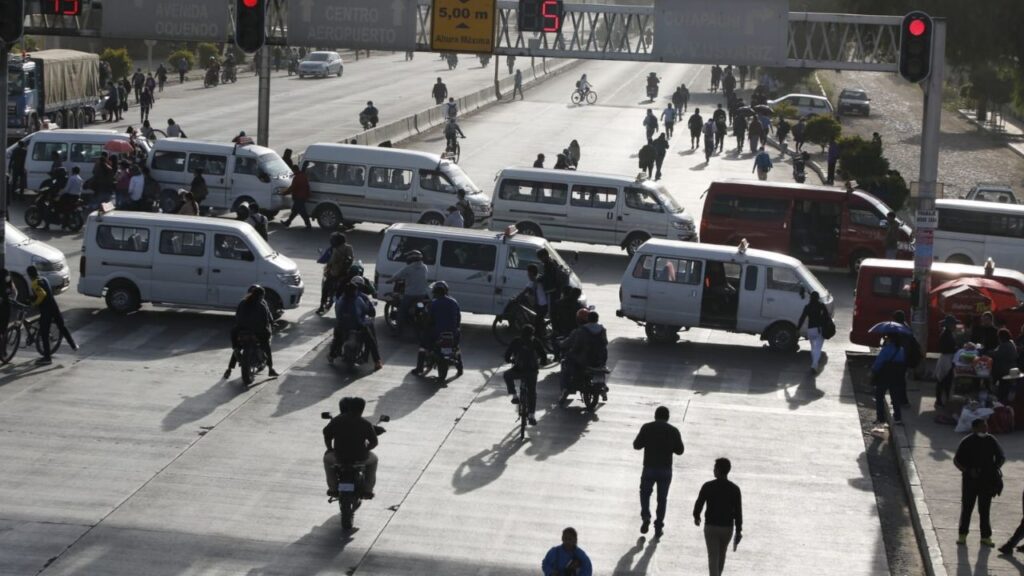 Carriers block the route to the west in Quillacollo demanding road maintenance