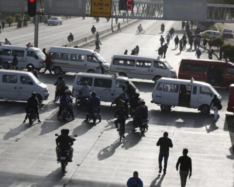 Carriers block the route to the west in Quillacollo demanding road maintenance