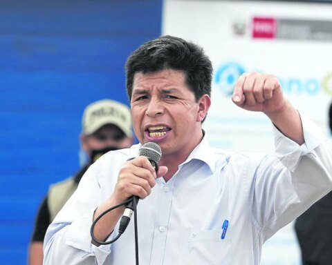 Castillo divides: "Today the rich march"