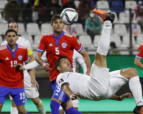 Chilean goal by Luis Suárez against Chile!  and new record