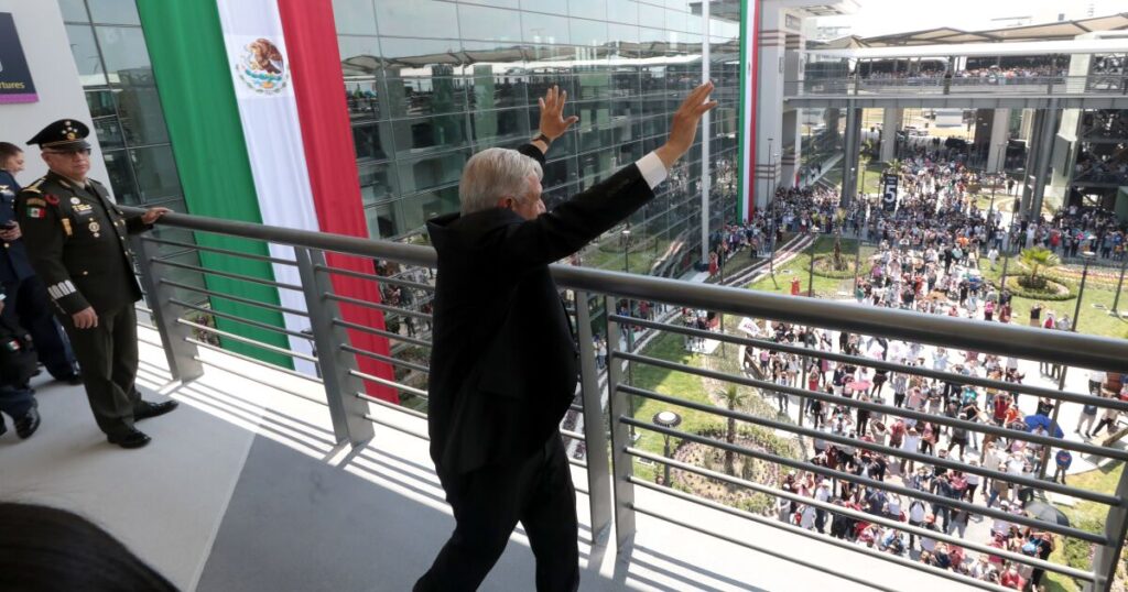 #Chronicle |  Without speech but smiling and cheered, AMLO inaugurates the AIFA