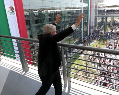 #Chronicle |  Without speech but smiling and cheered, AMLO inaugurates the AIFA