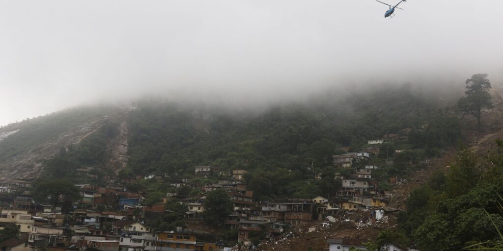 Civil Defense and Fire Department are mobilized in Petrópolis