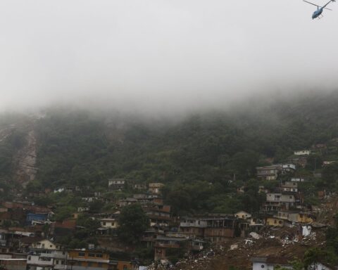 Civil Defense and Fire Department are mobilized in Petrópolis