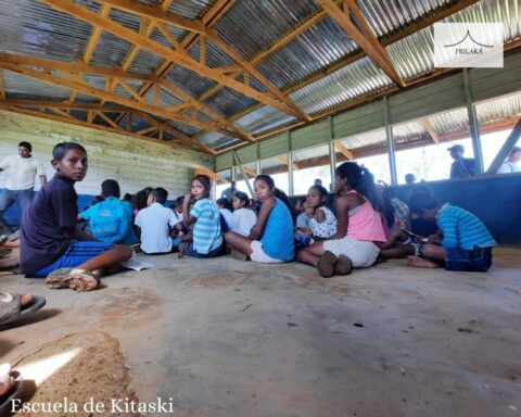 Classes on the ground or under a tree: the difficult task of learning in the Caribbean