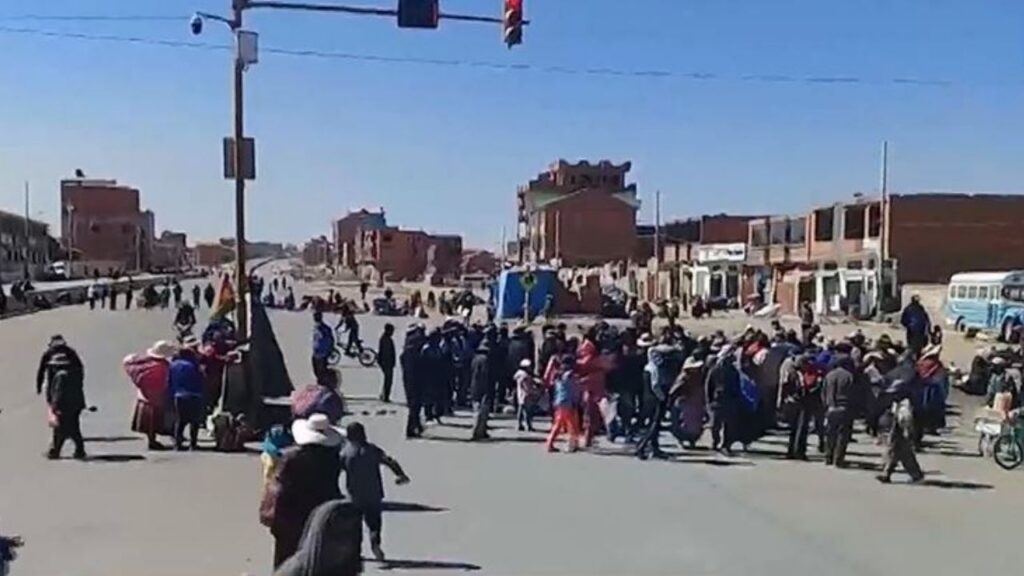 Community members block the route to Desaguadero to demand the construction of the double lane