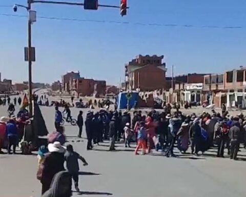 Community members block the route to Desaguadero to demand the construction of the double lane