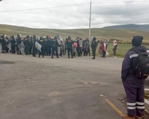 Community members from Espinar block the road to Las Bambas and demand 20 tractors to the mine (PHOTOS)