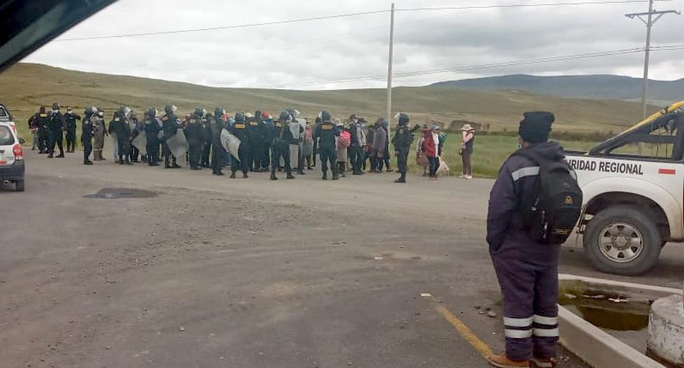 Community members from Espinar block the road to Las Bambas and demand 20 tractors to the mine (PHOTOS)